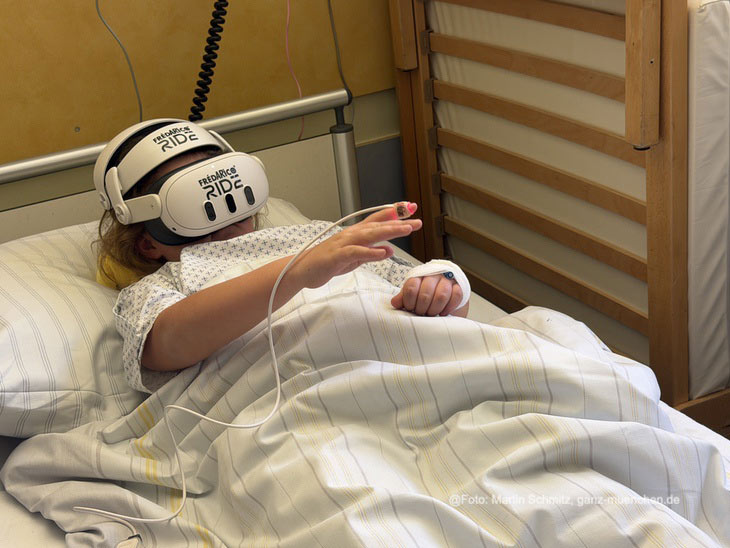 mit der Mixed-Reality-App „FrédARico RIDE“  unterwegs in der Klink (©Foto: Martin Schmitz) 